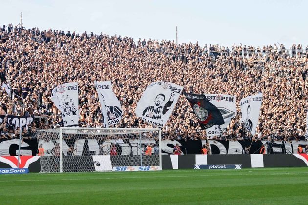 Torcida do Corinthians lota o estádio na tarde deste domingo (3) para ver o time jogar contra o rival Palmeiras