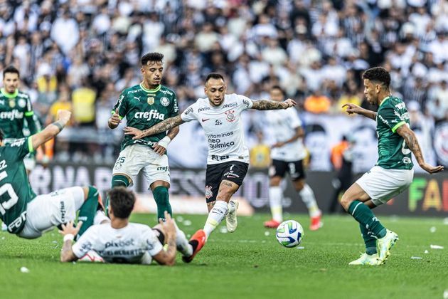 Jogadores disputam a bola em lance do segundo tempo da partida entre Corinthians e Palmeiras