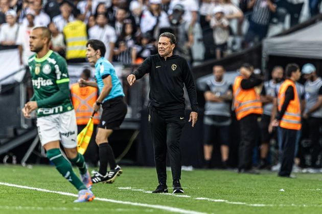 Luxemburgo orienta o Corinthians junto ao campo
