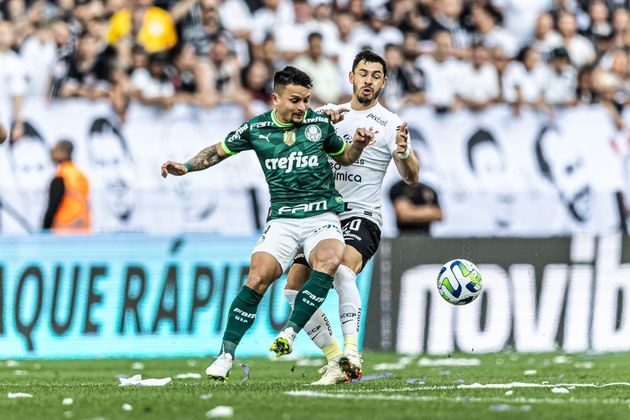 Artur (Palmeiras) disputa a bola com Giuliano