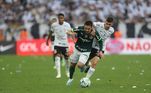 Rapahel Veiga tenta se livrar da marcação corintiana. A partida em Itaquera terminou empatada em 0 a 0