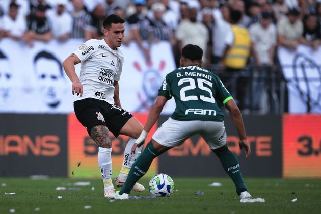 Rojas toca a bola em frente a Gabriel Menino
