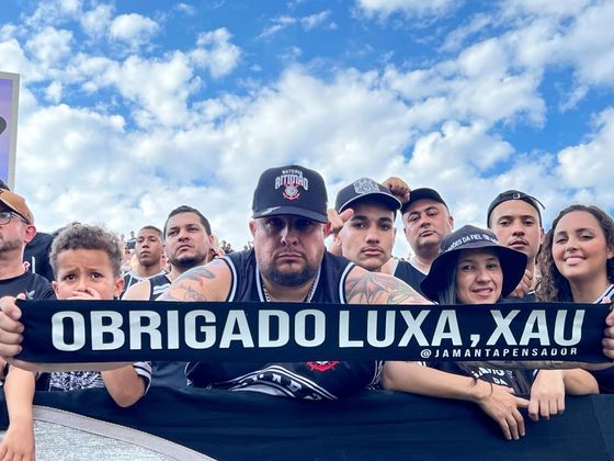Torcedor do Corinthians faz um miniprotesto contra o técnico Vanderlei Luxemburgo