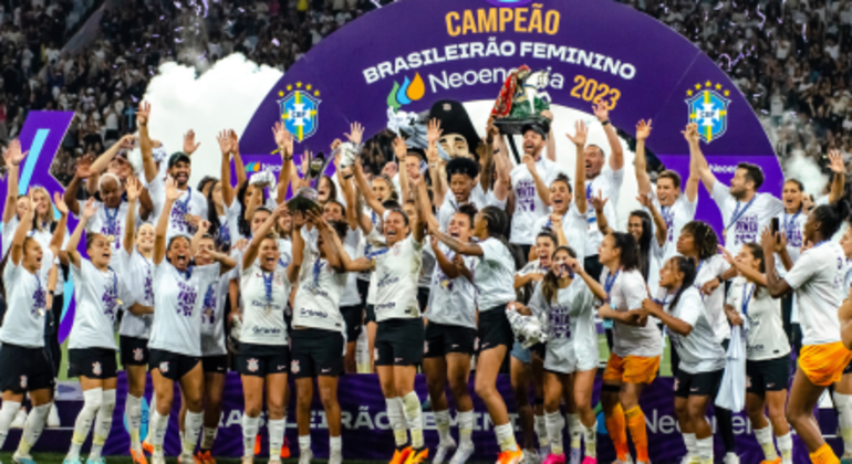 3. Pentacampeão do Brasileiro femininoJá em solo brasileiro, as brabas, comandadas pelo mais novo técnico da seleção brasileira feminina, Arthur Elias, conquistaram o quinto Brasileirão, depois de vencer de virada a Ferroviária por 2 a 1. A partida rendeu R$ 1,2 milhão aos cofres do Timão