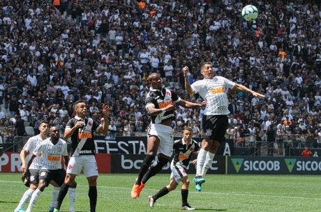 Ralf sobe de cabeça, antes de marcar o gol corintiano