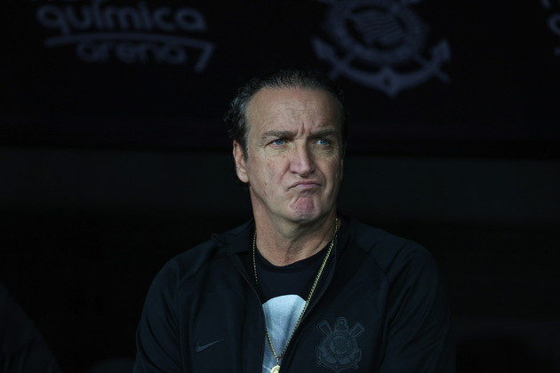 Por mais um ano seguido, o Campeonato Brasileiro continua sendo um 'rolo compressor' de treinadores. Desta vez, porém, não foi o clube que demitiu, e sim o técnico quem pediu demissão. Cuca não aguentou a pressão e deixou o comando do Corinthians durante a semana. Acusado de estupro, o treinador não foi bem recebido pelos torcedores e ficou apenas seis dias no cargo.Confira todas as demissões do Brasileirão até aqui: