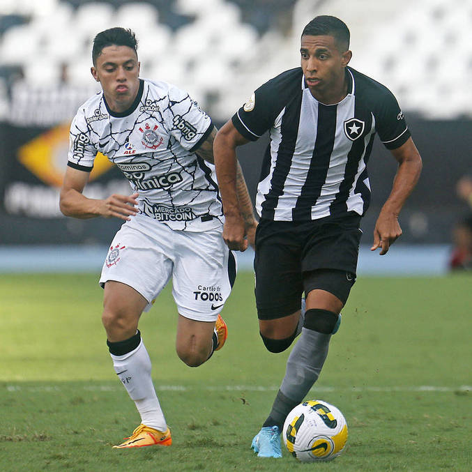 Victor Sá, do Botafogo, carrega a bola seguido por Mantuan, do Corinthians