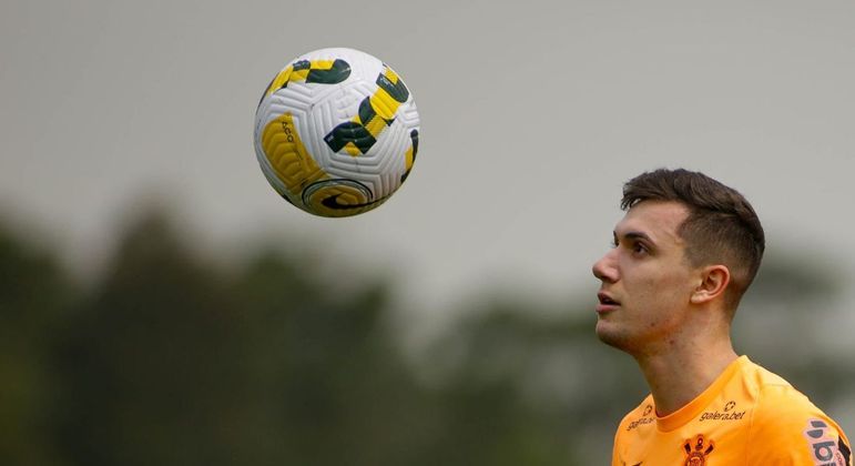 Lateral-esquerdo Lucas Piton voltou a treinar com o elenco do Corinthians