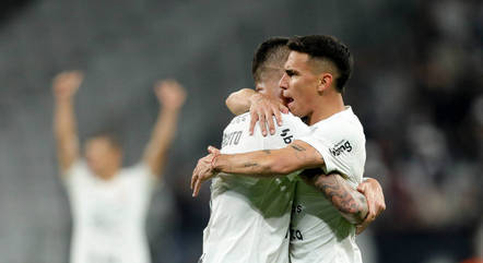 Matías Rojas (à direita) com Renato Augusto