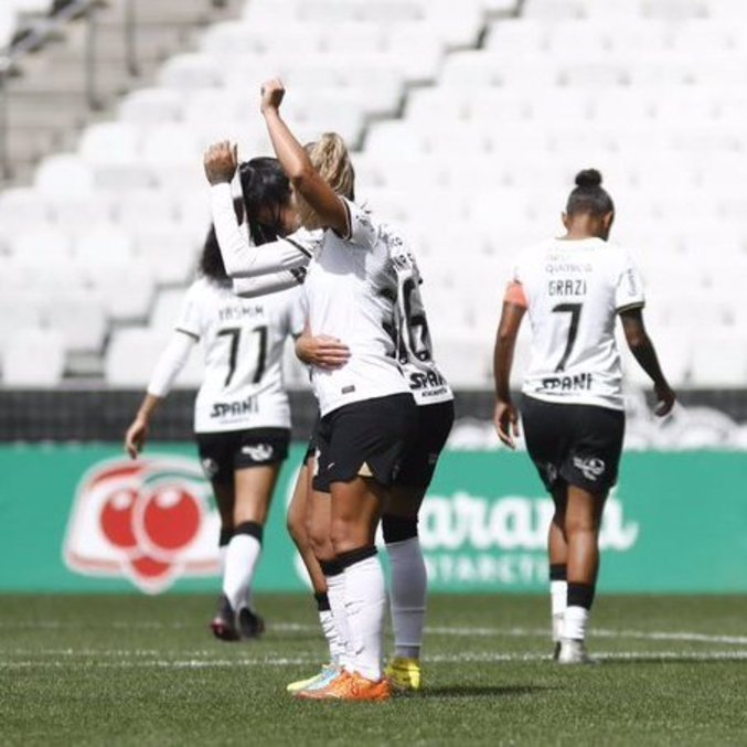 Tamires comemora gol que deu a vitória ao Corinthians contra o Real Brasília
