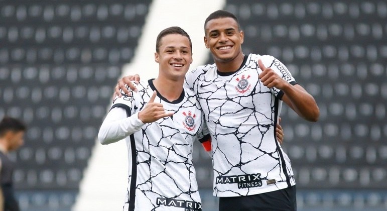 Matheus Araújo e Murillo celebram vitória do Corinthians Sub-20