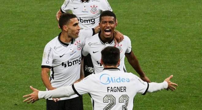 Léo Natel sofreu pênalti e fez o primeiro do Corinthians