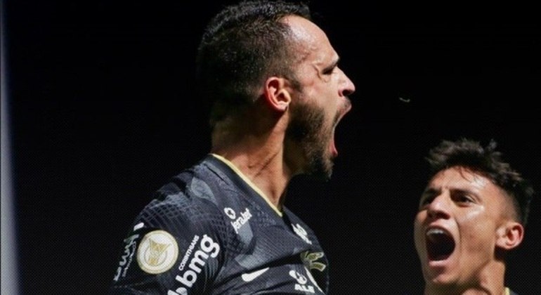 Renato Augusto vibra com gol que garantiu a vitória e a liderança ao Corinthians