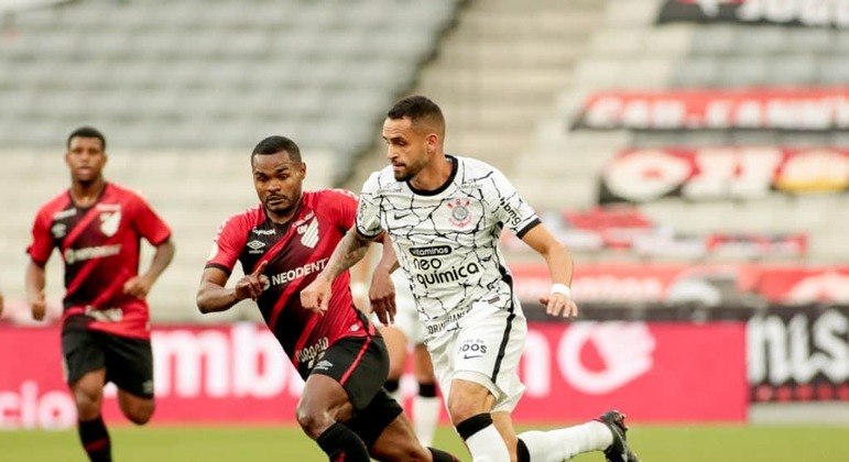 Renato Augusto, do Corinthians, e Nikão, do Athletico-PR, disputam jogada em partida no ano passado