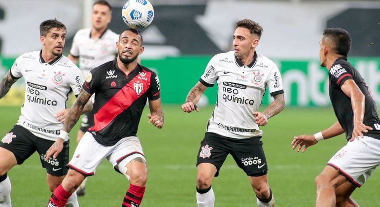 Jogadores de Corinthians e Atlético-GO disputam lance em jogo do ano passado