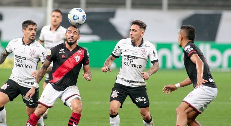Disputa de lance em um dos últimos jogos entre Corinthians e Atlético-GO