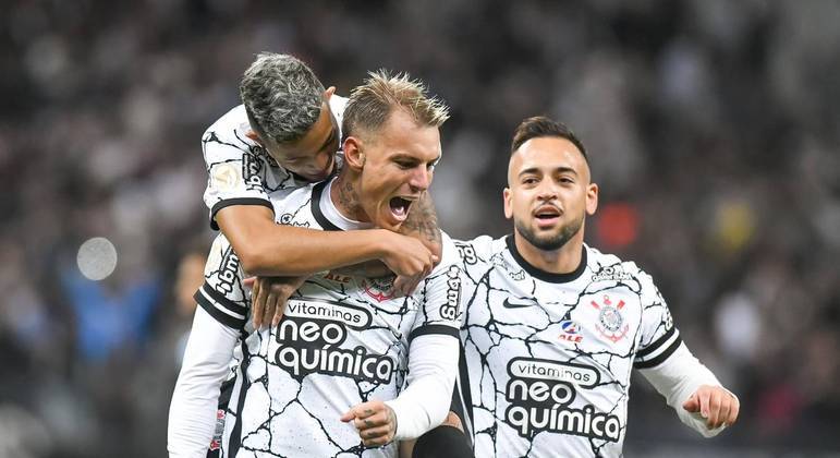 Róger Guedes na comemoração de um dos três gols com Adson e Maycon (à direita) 