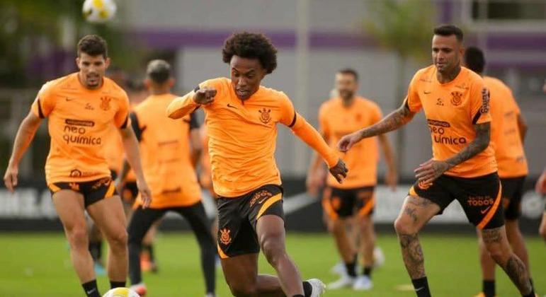 Jogadores do Corinthians em treino com bola no CT Joaquim Grava