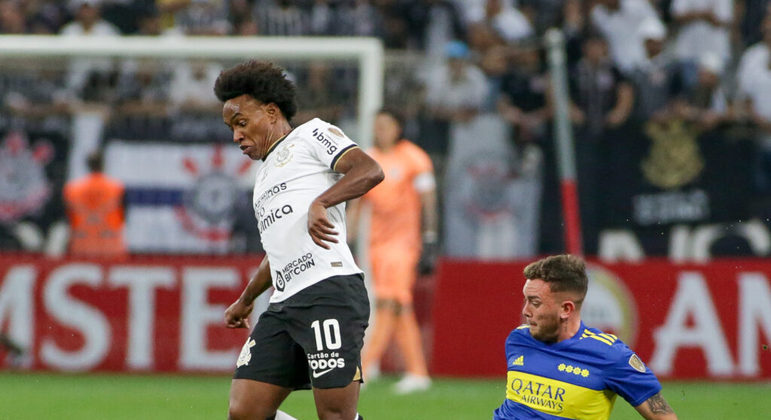 Disputa de bola entre jogadores do Corinthians e do Boca Juniors