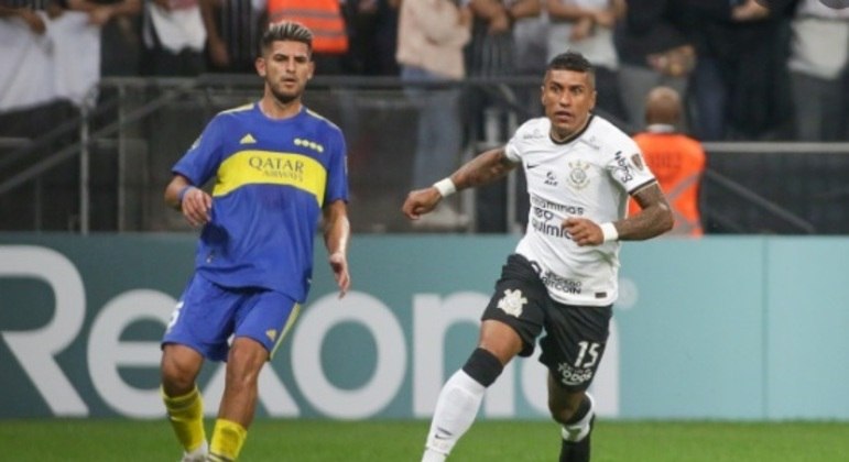 Paulinho, do Corinthians, e jogador do Boca na partida em Itaquera