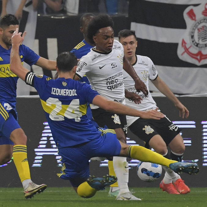 Atacante Willian, do Corinthians, divide lance com Izquierdoz, do Boca Juniors

