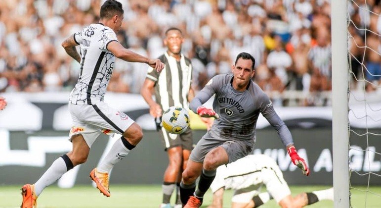 Atacante Mantuan prestes a marcar o gol do Timão no goleiro Gatito Fernández