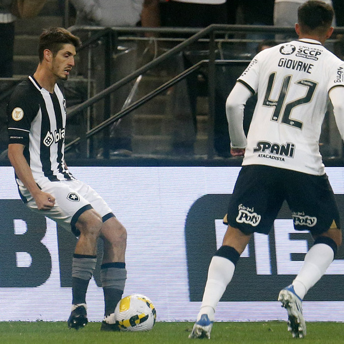 Jogadores de Botafogo e Corinthians em disputa de lance