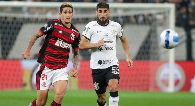 Atacantes Pedro (Flamengo) e Yuri Alberto (Corinthians) disputam a bola em jogo