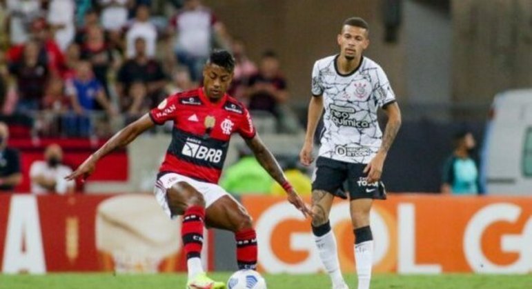 Atacante Bruno Henrique, do Flamengo, em disputa de lance com o zagueiro João Victor, do Corinthians, em jogo
