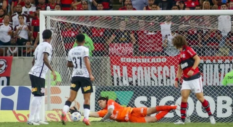 Cássio defende chute de jogador do Flamengo, em jogo entre os clubes em 2021, no Maracanã