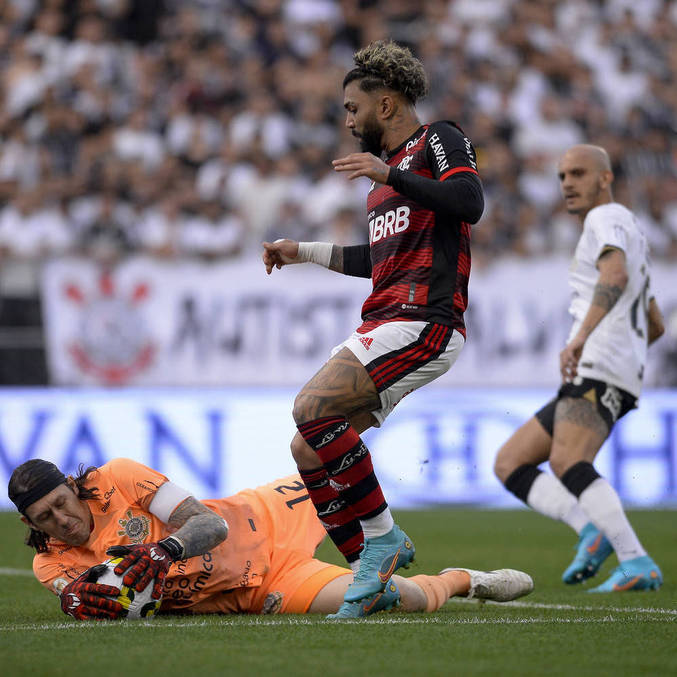 Cássio defende bola nos pés de Gabigol; ao fundo, Fábio Santos observa o lance