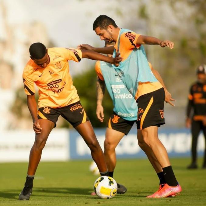 Jogadores do Corinthians disputam bola em treino no CT Joaquim Grava