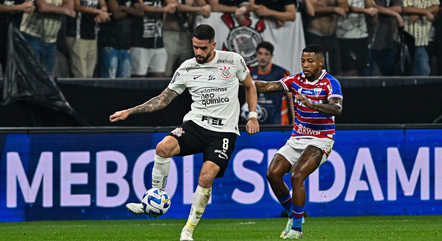 Renato Augusto e Marinho em disputa de bola
