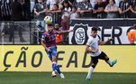 Juninho Capixaba, do Fortaleza, faz o cruzamento marcado por Rafael Ramos, do Corinthians 