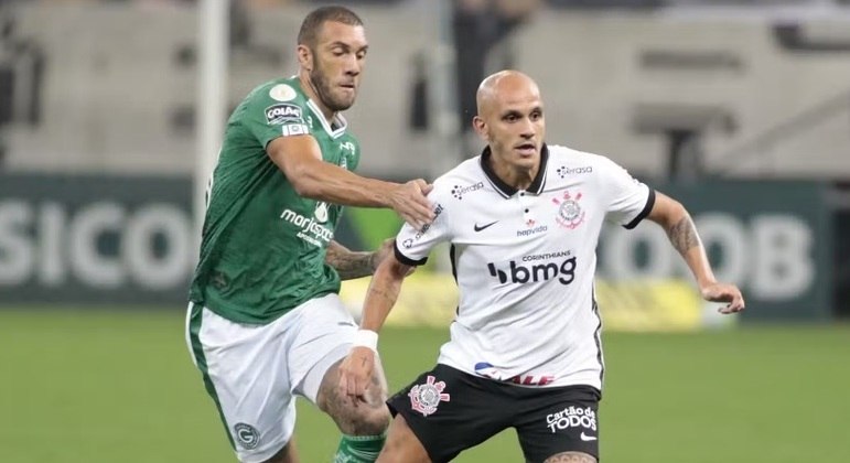 Fernandão, do Goiás, e Fábio Santos, do Corinthians, disputam lance no jogo em 2020