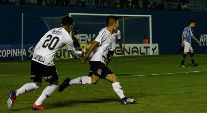 Corinthians foi superior ao Grêmio nas quartas de final da Copinha