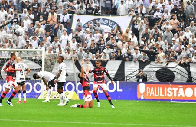 Raí comemora muito o gol que abriu o placar na Neo Química Arena