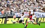 Yuri Alberto tenta fazer o segundo do Corinthians, mas a bola parou na trave