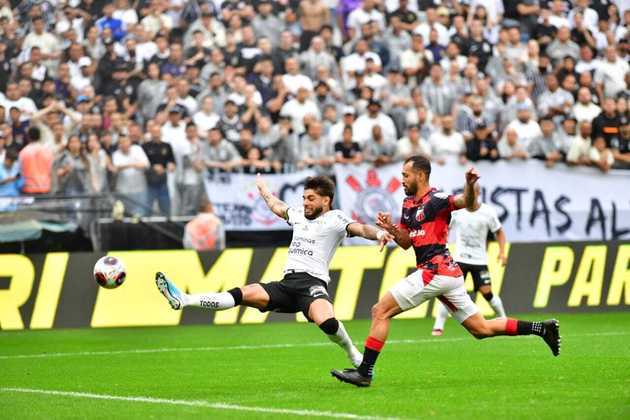 Yuri Alberto tenta fazer o segundo do Corinthians, mas a bola parou na trave