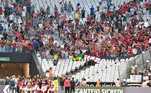 Jogadores do Ituano comemoram com os poucos torcedores que estavam na Neo Quimica Arena