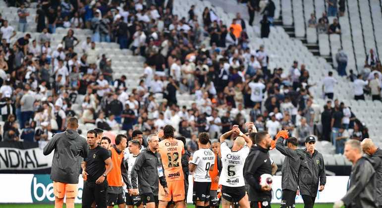 Jogadores do Corinthians agradecem apoio da torcida após eliminação 
