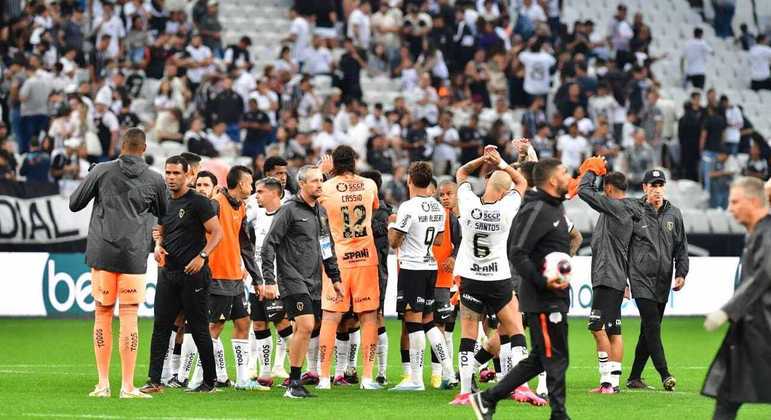 Jogadores do Corinthians agradecem apoio da torcida após derrota
