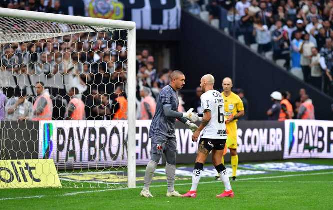 Fágner, Fabio Santos e Gil erraram suas cobranças