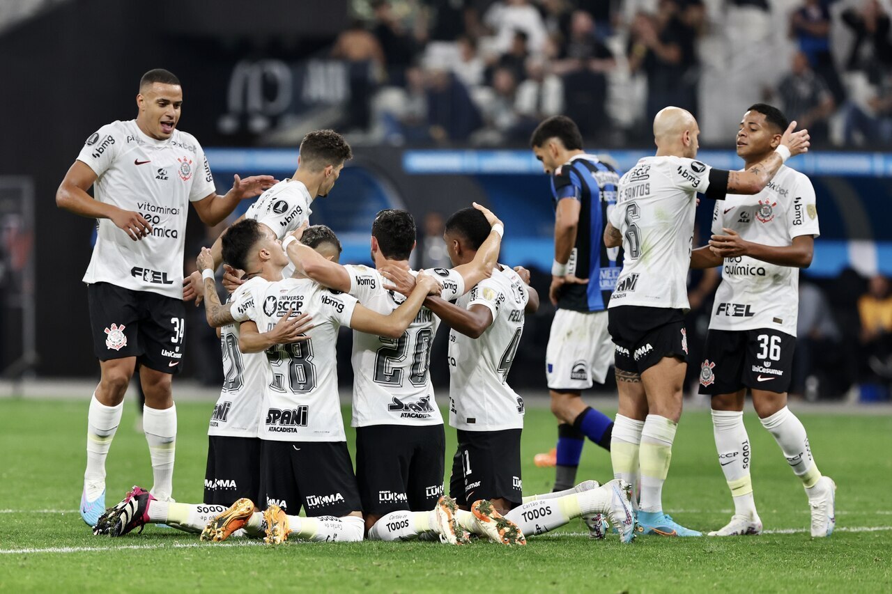 Festa dos reservas do Corinthians na vitória sobre o fraquíssimo Liverpool genérico, do Uruguai