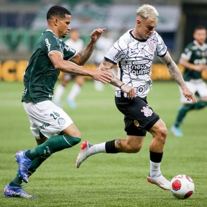 Murilo, do Palmeiras e Róger Guedes, do Corinthians, disputam lance em jogo