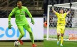 Weverton x CássioResultado: empate por 3 a 3Estamos falando dos dois melhores goleiros do país, que semana após semana ganham cada vez mais idolatria e discussões sobre quem é melhor. A opinião da equipe ficou dividida