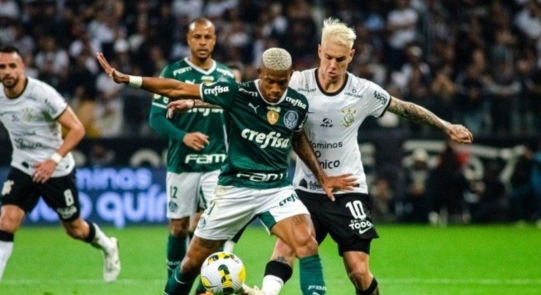 Danilo disputa a bola com Róger Guedes durante o dérbi entre Palmeiras e Corinthians