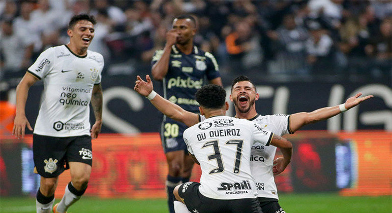 Jogadores do Timão comemoram gol contra o Santos, no primeiro jogo das oitavas de final