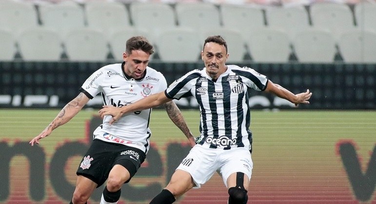 Jogadores de Corinthians e Santos disputam lance em jogo