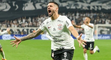 Renato Augusto marcou os dois gols do Corinthians